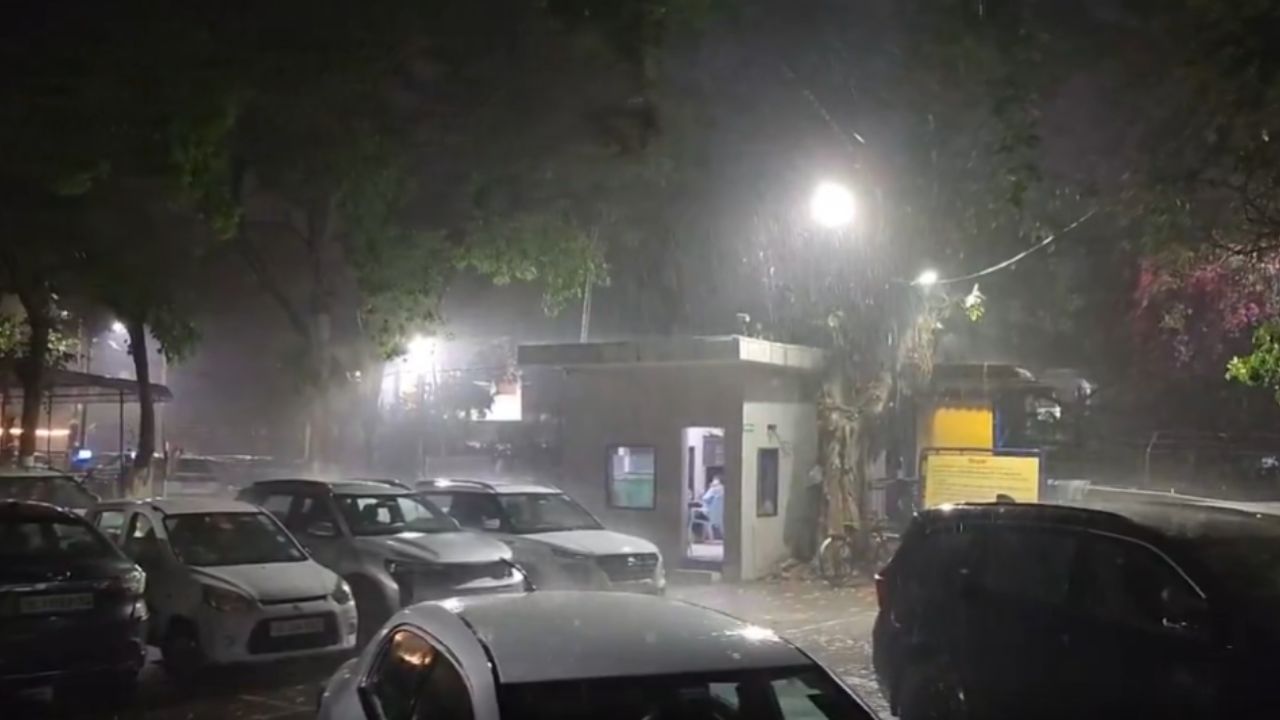 दिल्ली में बदला मौसम का मिजाज: तेज हवाओं के बाद झमाझम बारिश से शहर तरबतर
