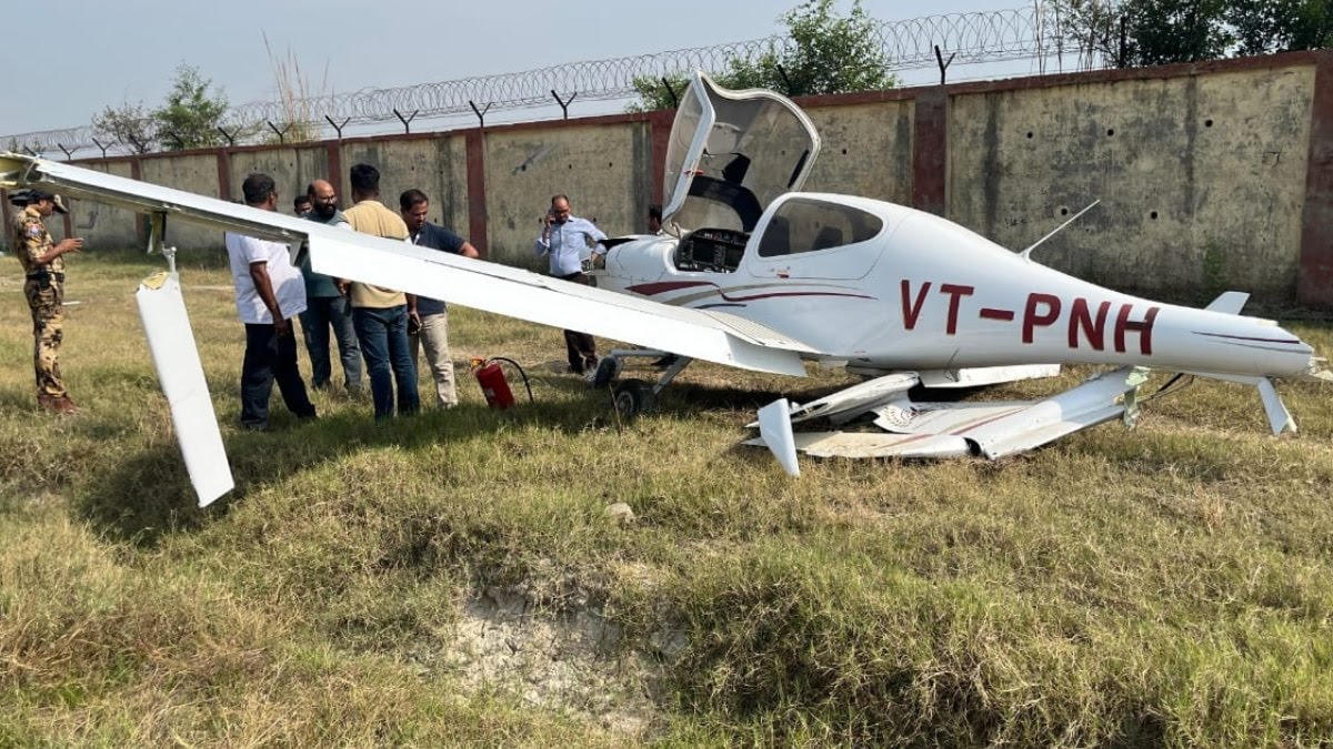 अलीगढ़ में ट्रेनिंग के दौरान विमान दुर्घटना, पायलट सुरक्षित