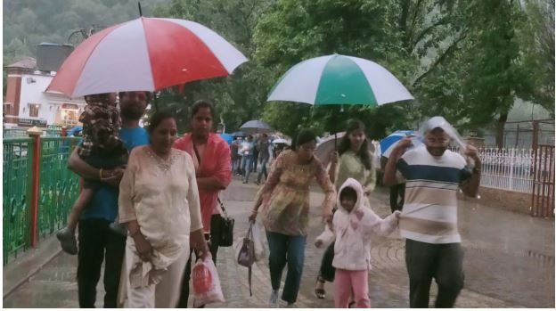 नैनीताल में तेज बारिश और ओलावृष्टि से जनजीवन अस्त-व्यस्त, झील में समाया कचरा