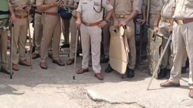 हापुड़: भदस्याना गांव में दो पक्षों में तनाव, पुलिस ने की सख्त कार्रवाई