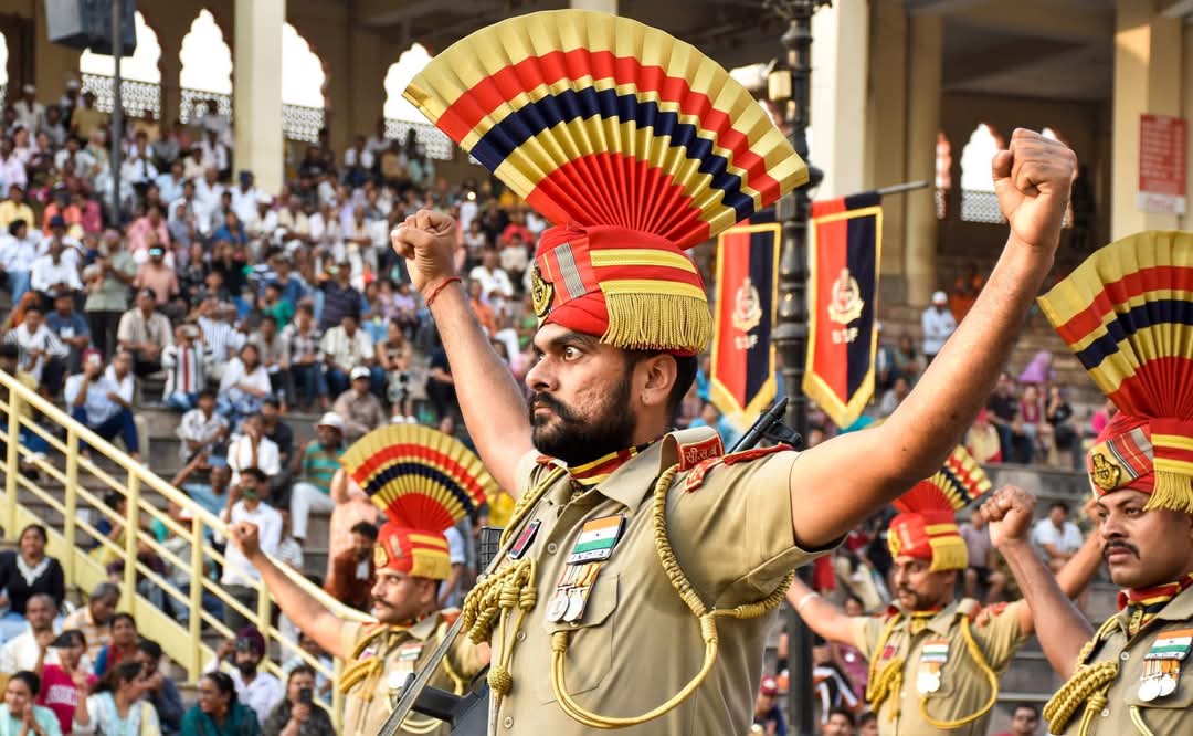 अटारी बॉर्डर पर फिर गूंजे 'भारत माता की जय' के नारे, दोबारा शुरू हुई रिट्रीट सेरेमनी