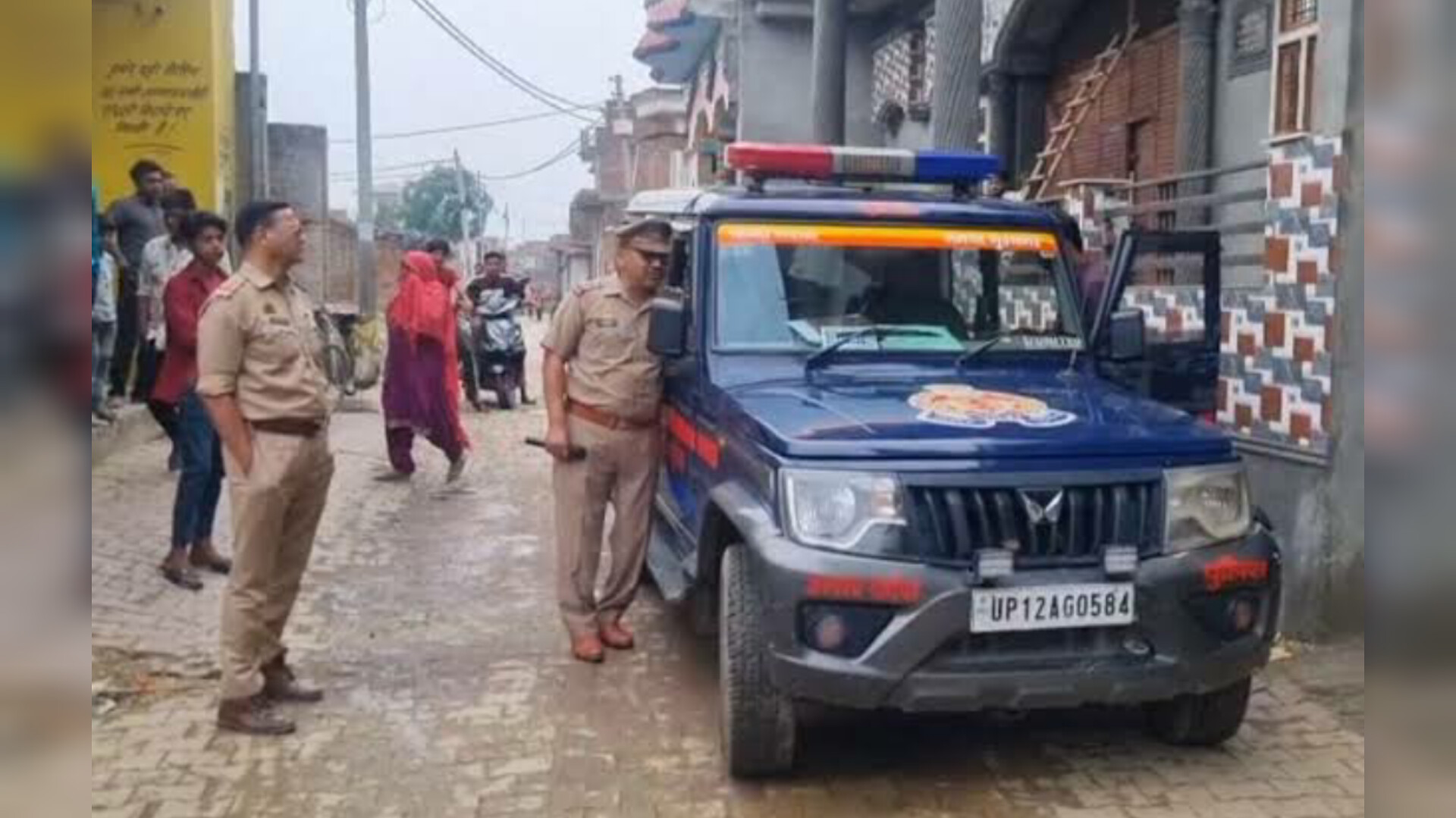 पूर्व प्रधान लियाकत के खिलाफ कार्रवाई, पुलिस ने घर पर चस्पा किया नोटिस
