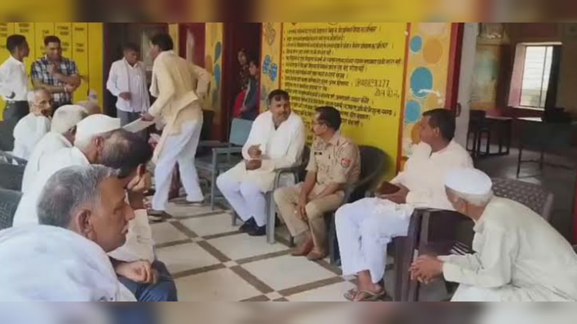 तिलक और चोटी विवाद: शिक्षिका के समर्थन में उतरे ग्रामीण, निष्पक्ष जांच की मांग