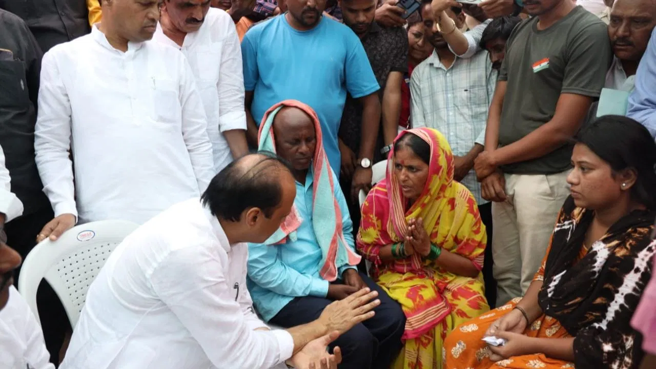 शहीद जवान सचिन वनंजे को अंतिम विदाई, अजित पवार ने परिजनों को दी सांत्वना
