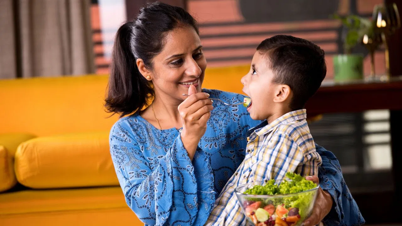 गर्मियों में बच्चों को बीमारियों से बचाएं, डाइट में शामिल करें ये 5 खास चीज़ें