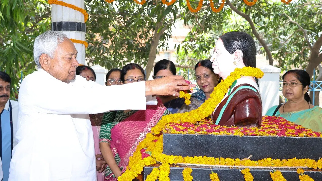 नीतीश कुमार ने पुण्यतिथि पर पत्नी मंजू कुमारी सिन्हा को दी श्रद्धांजलि