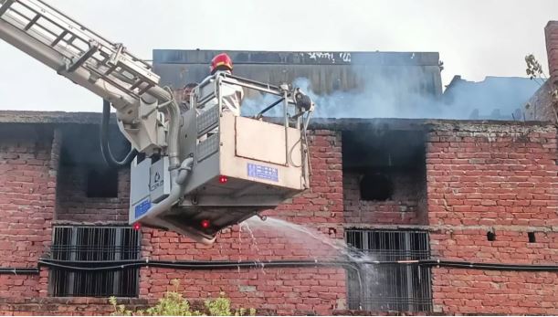 लखनऊ में अवैध फैक्ट्री में भयानक आग, दो की मौत