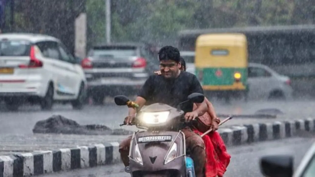 देशभर में मौसम का मिजाज बदला, बारिश और आंधी-तूफान का अलर्ट जारी