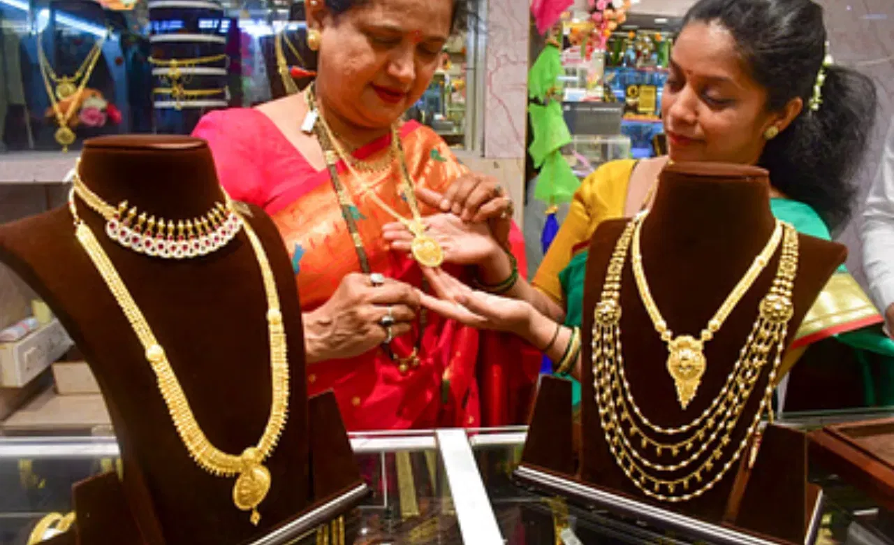 सोने की कीमतों में गिरावट, निवेशकों के लिए खरीदारी का मौका?