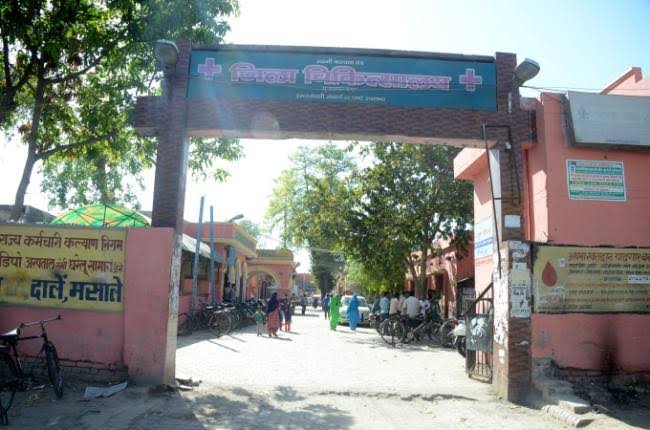 जिला अस्पताल में आवारा कुत्तों का आतंक, बच्चे को किया घायल