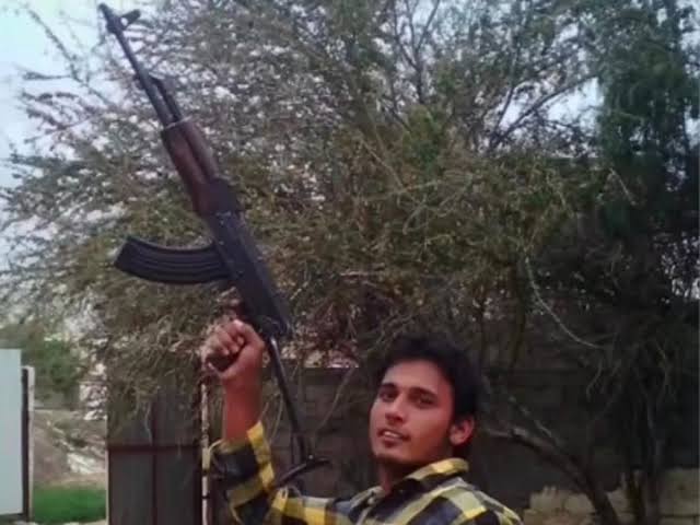 AK-47 जैसी राइफल के साथ युवक की सोशल मीडिया पोस्ट पर हड़कंप, पुलिस हिरासत में