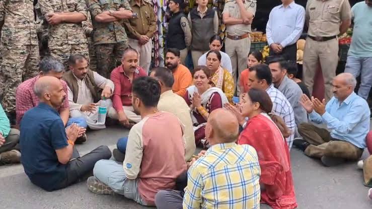 संजौली मस्जिद के बाहर हनुमान चालीसा का पाठ, नमाज पर आंदोलन की चेतावनी