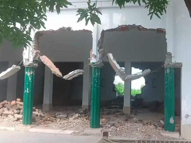 पट्टे की जमीन पर बनाई मस्जिद, नोटिस के बाद अब खुद ही तोड़ने लगे लोग