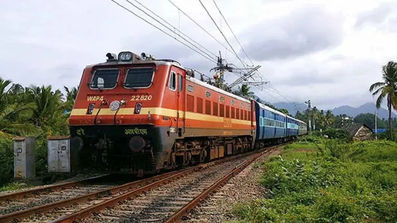 रेलवे का अहम कदम, स्लीपर और एसी कोच में वेटिंग टिकट वालों को नहीं मिलेगा प्रवेश