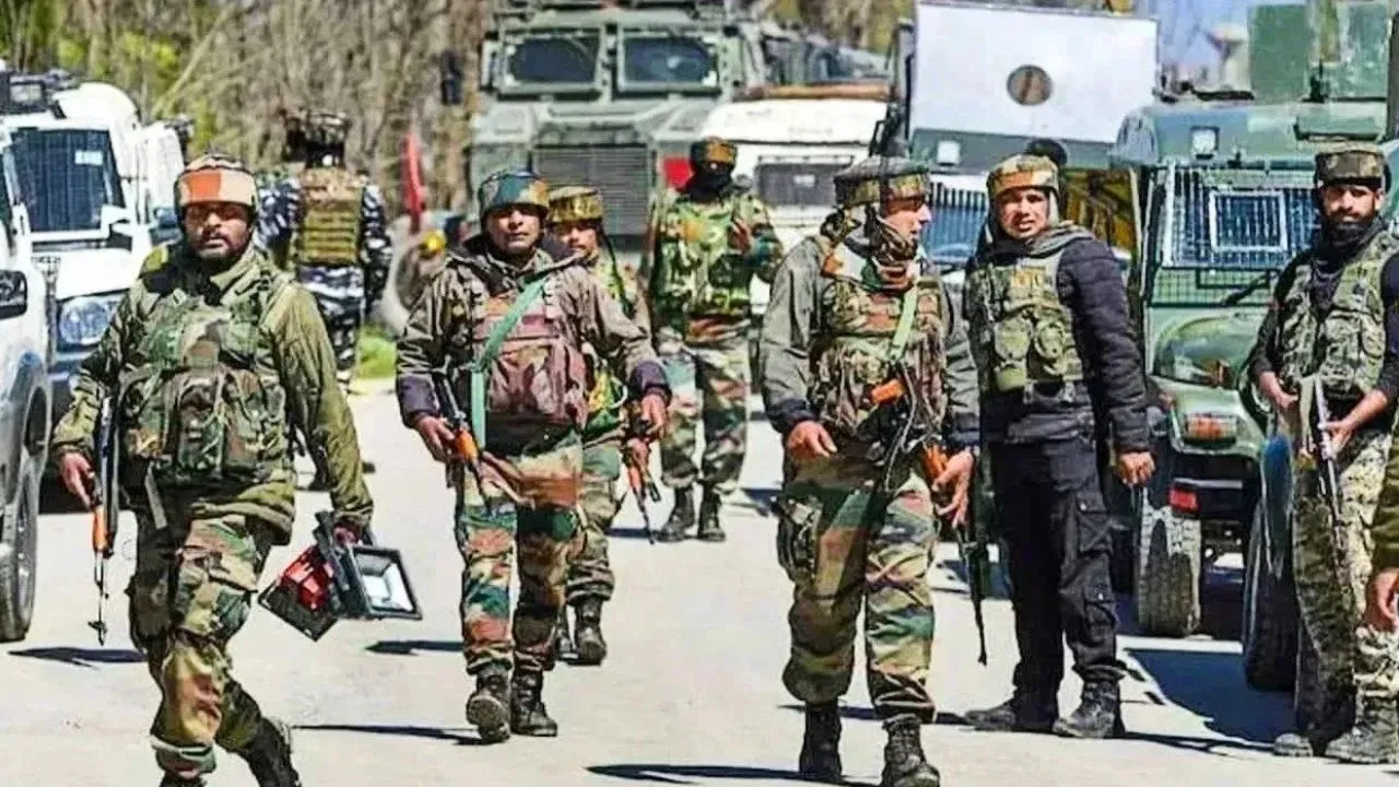 पाकिस्तान के बाद अब कश्मीर में आतंक समर्थकों के ठिकानों पर छापेमारी