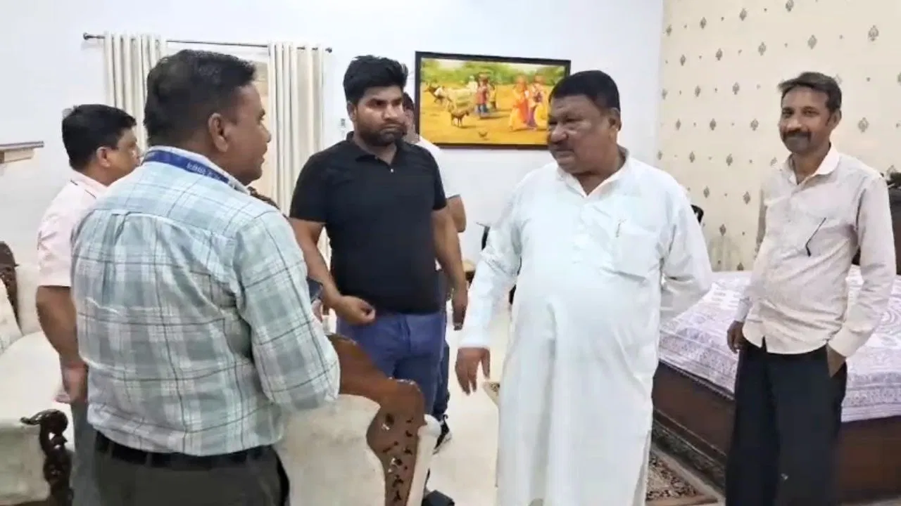 मंत्रीजी चलती ट्रेन से हुए गायब, अफरा-तफरी मच गई, सुरक्षाकर्मी हुए परेशान