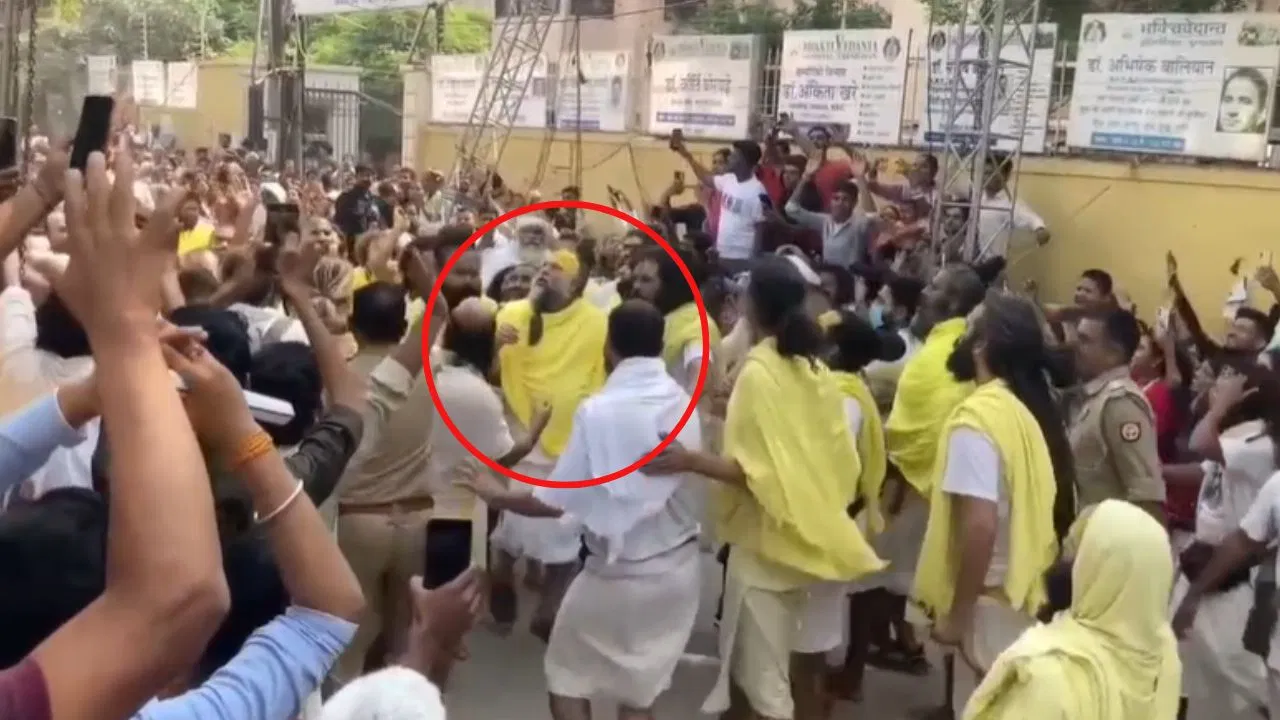 वृंदावन में संत प्रेमानंद महाराज बाल-बाल बचे, लोहे का ढांचा गिरने से मची अफरा-तफरी