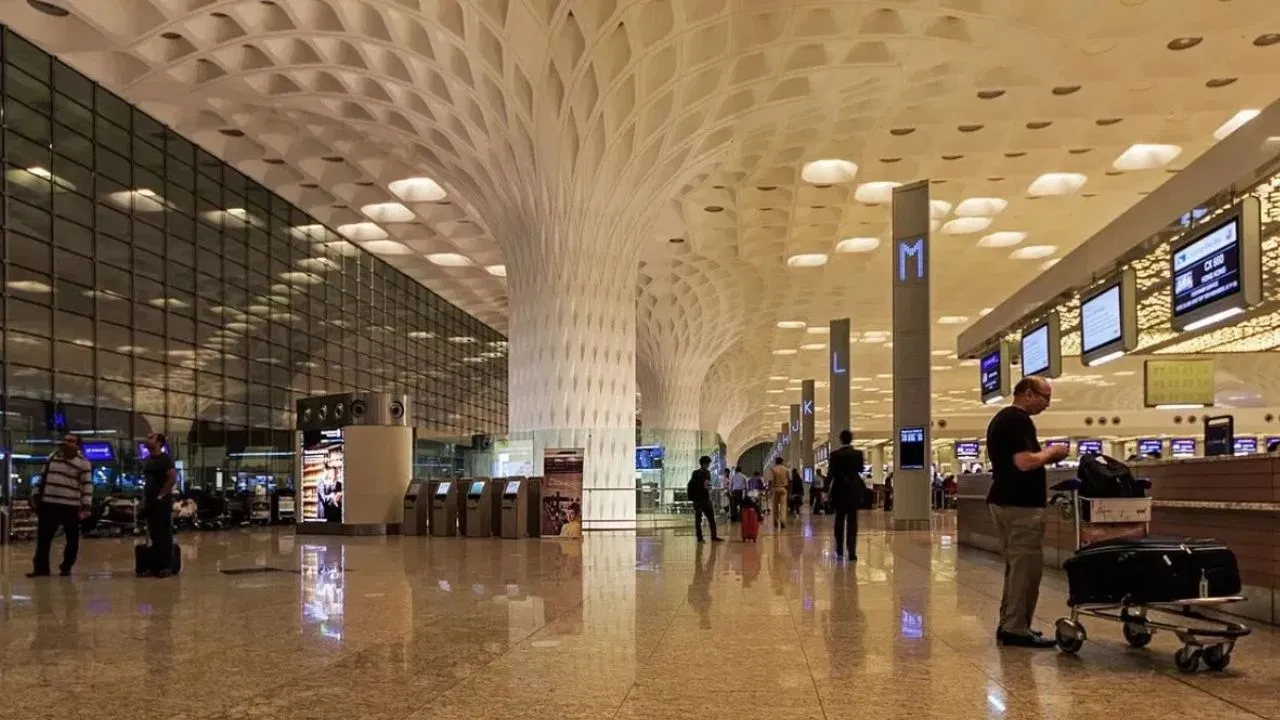 मुंबई एयरपोर्ट और ताज महल होटल को बम से उड़ाने की धमकी