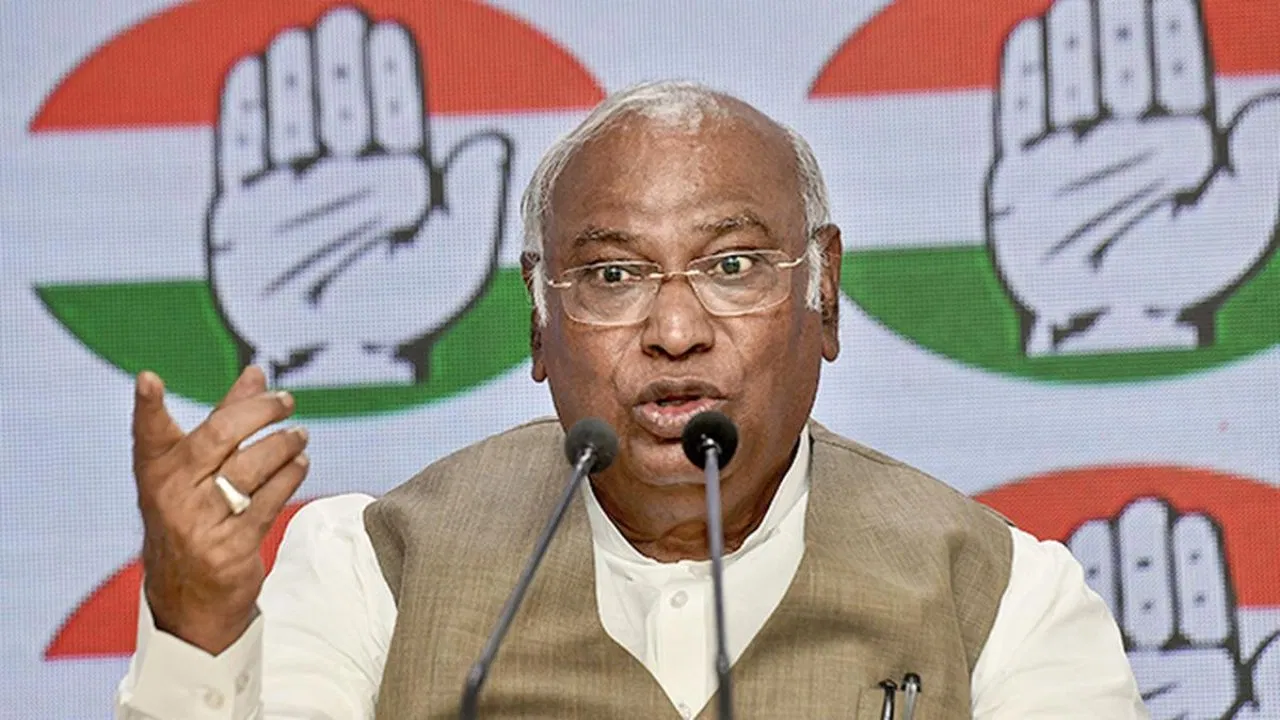 खड़गे ने सरकार से पूछा सवाल; विपक्ष का साथ चाहिए या नहीं