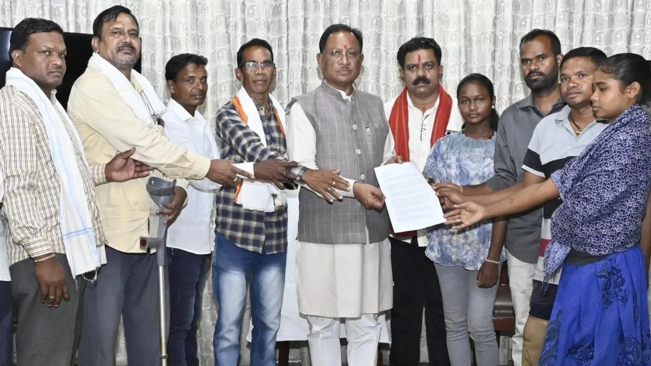 हिंसा पीड़ित मिले सीएम साय से, नक्सल उन्मूलन तेज करने की मांग