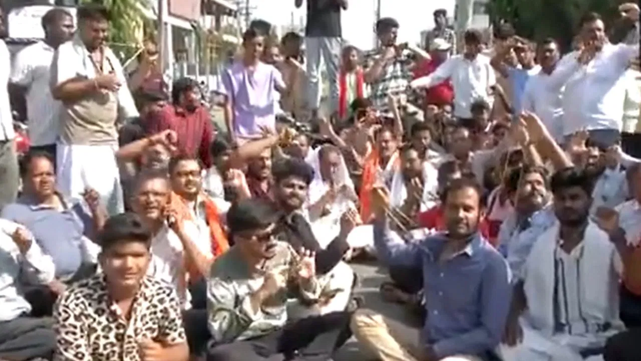 नीट यूजी 2025 में ब्राह्मण छात्र से जनेऊ उतारने की मांग पर विवाद, कलबुर्गी में विरोध प्रदर्शन