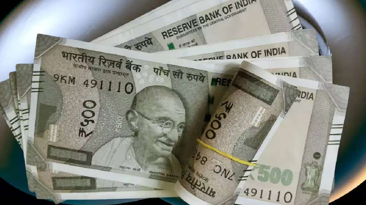 आज से बदले 7 बड़े नियम: एटीएम से पैसे, टिकट बुकिंग और अमूल दूध पर असर