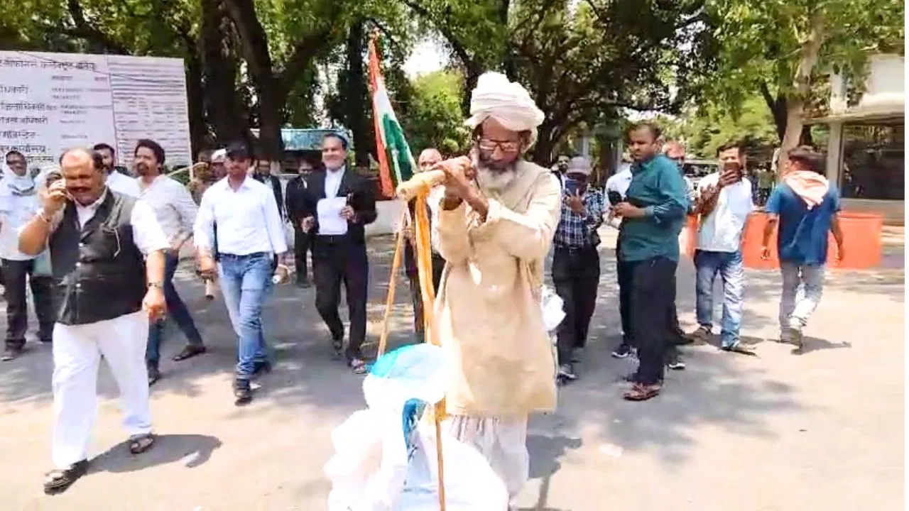 ‘सर, ये अन्न बॉर्डर पर पहुंचा दें…’ कंधे पर अनाज की बोरी लादकर डीएम ऑफिस पहुंचा किसान