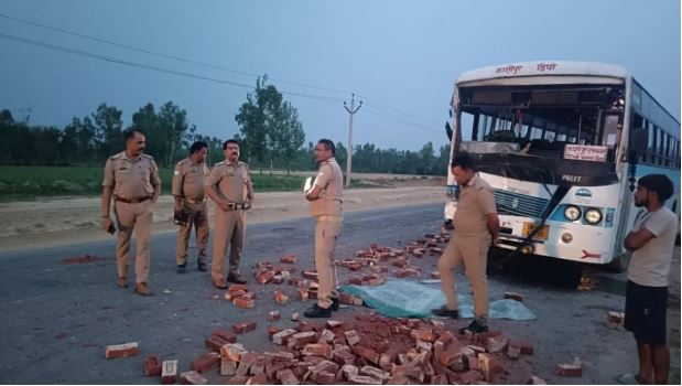 मुरादाबाद में भीषण सड़क हादसा, बस चालक की मौत, 18 यात्री घायल