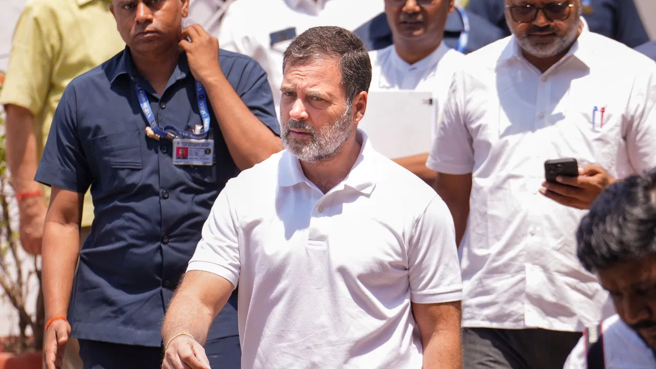 बिहार में राहुल गांधी...हॉस्टल में छात्रों से संवाद तो एक्टिविस्ट्स के साथ देखेंगे फुले फिल्म
