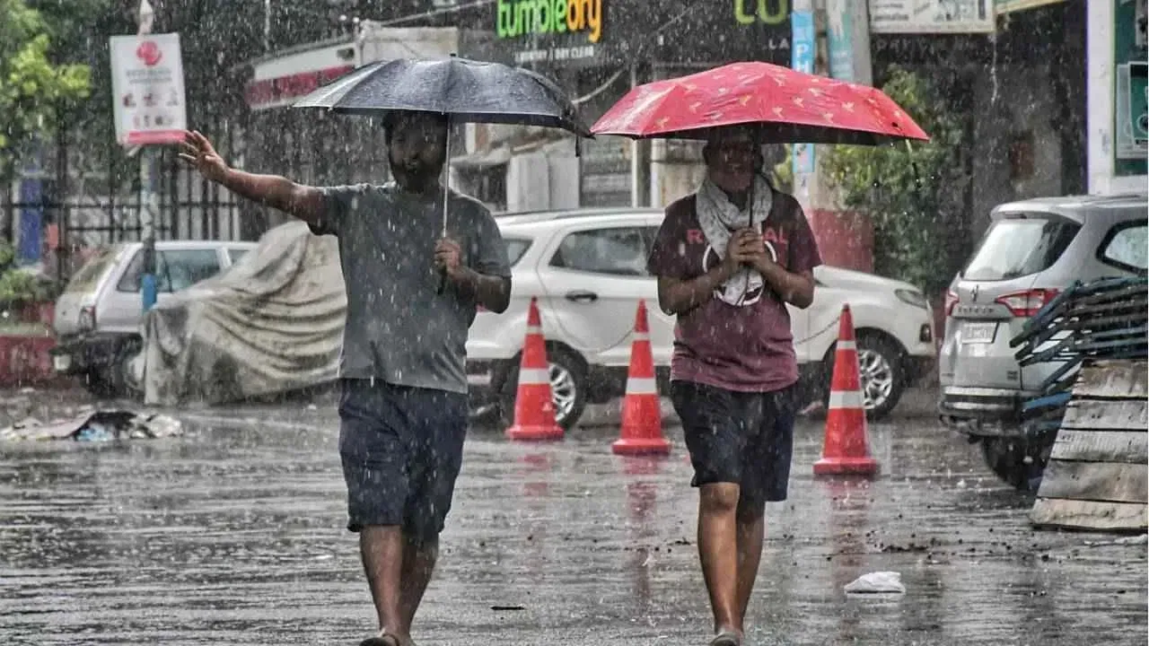 देशभर में मौसम ने बदली करवट, कई राज्यों में बारिश और आंधी से गर्मी में राहत