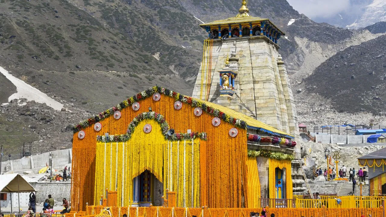 खुल गए केदारनाथ धाम के कपाट, 108 क्विंटल फूलों से सजा दिव्य दरबार