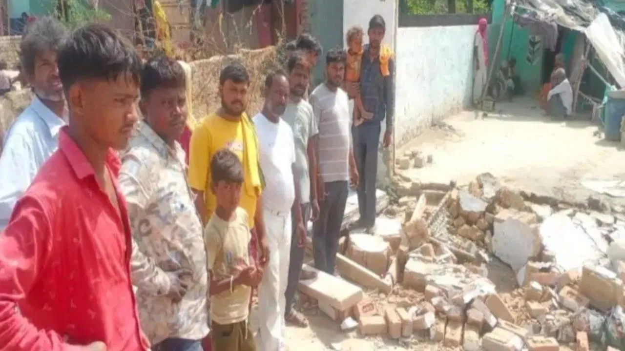 मथुरा के मांट गांव में अचानक गिरी मकान की दीवार, बच्ची की मौत, तीन घायल