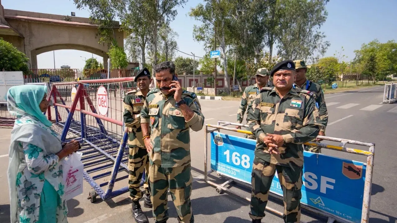 अटारी बॉर्डर पर पाकिस्तान की बदमाशी, नहीं खोल रहा गेट, दोनों तरफ लोग फंसे