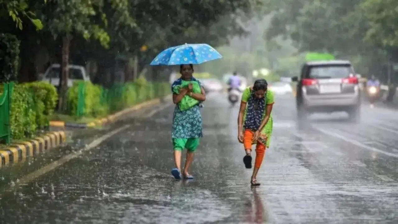 दिल्ली-एनसीआर में बढ़ी गर्मी, महाराष्ट्र में आंधी-बारिश का कहर
