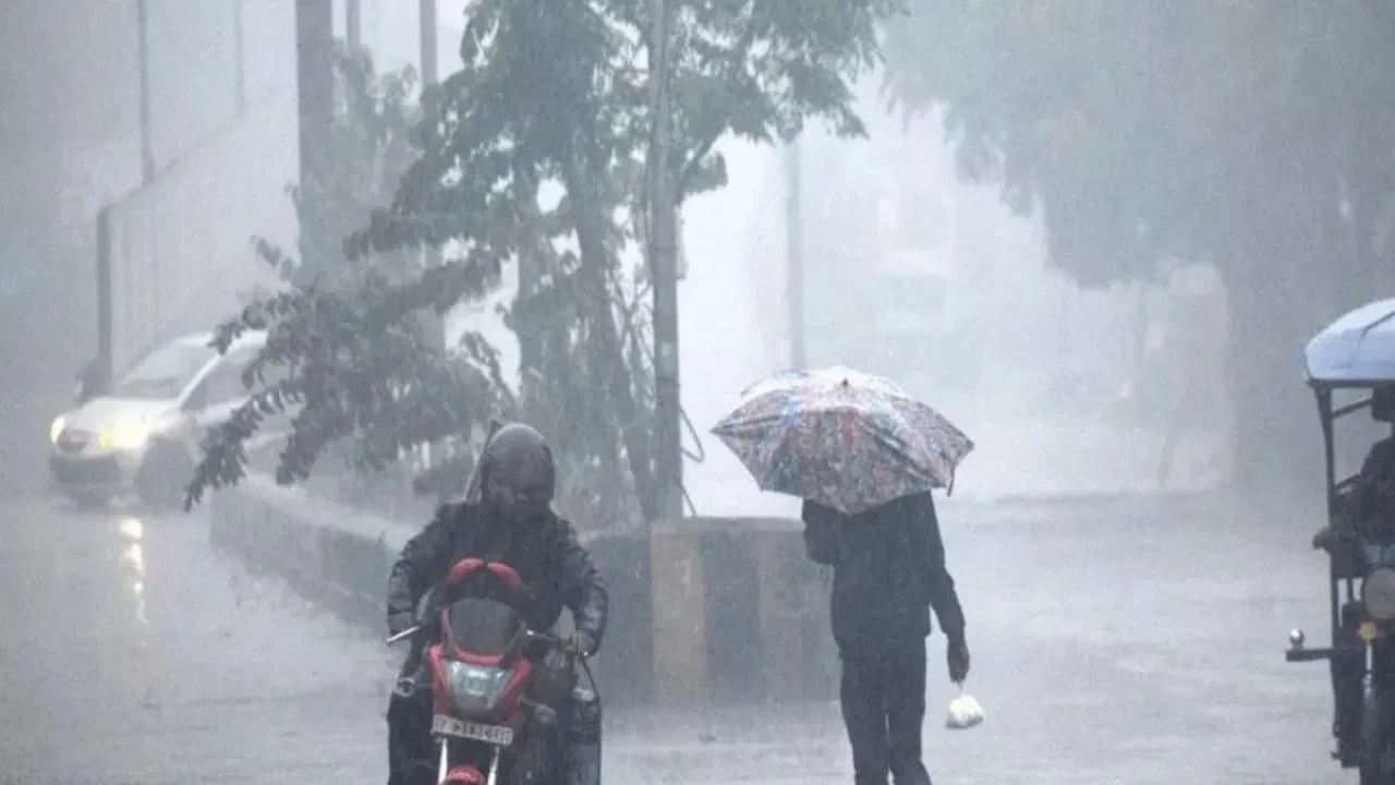 देशभर में मौसम का अलर्ट: कई राज्यों में आंधी-बारिश, पूर्वी भारत में लू की चेतावनी