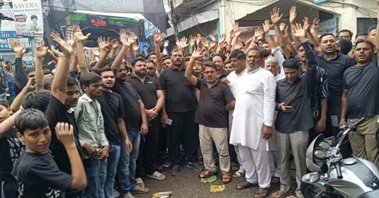 शिया समुदाय का प्रदर्शन, तब्बरुक विवाद में पुलिस पर आपत्तिजनक भाषा का आरोप