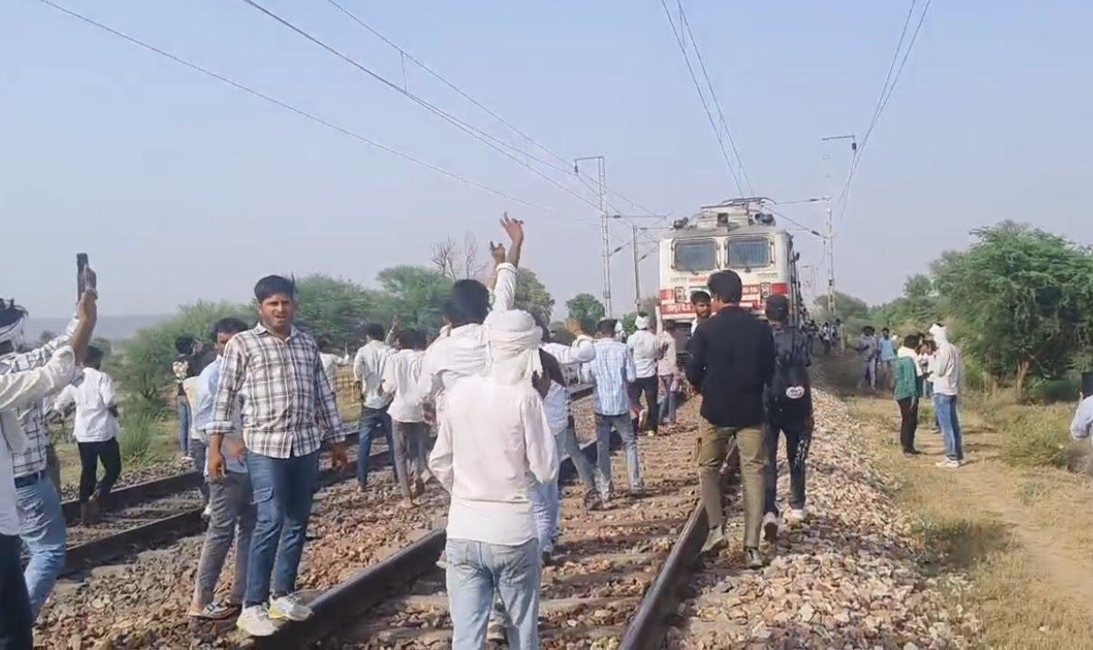 गुर्जर महापंचायत समाप्ति की घोषणा पर दो फाड़, नाराज युवाओं ने रोकी ट्रेन