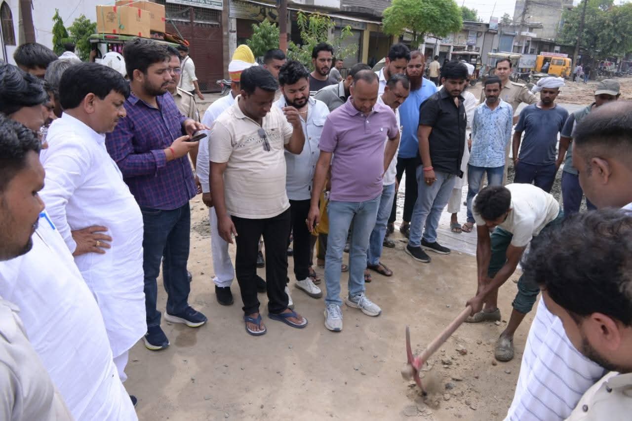 गुणवत्ता में कमी मिलने पर मंत्री कपिल देव ने सीसी रोड निर्माण कार्य रुकवाया