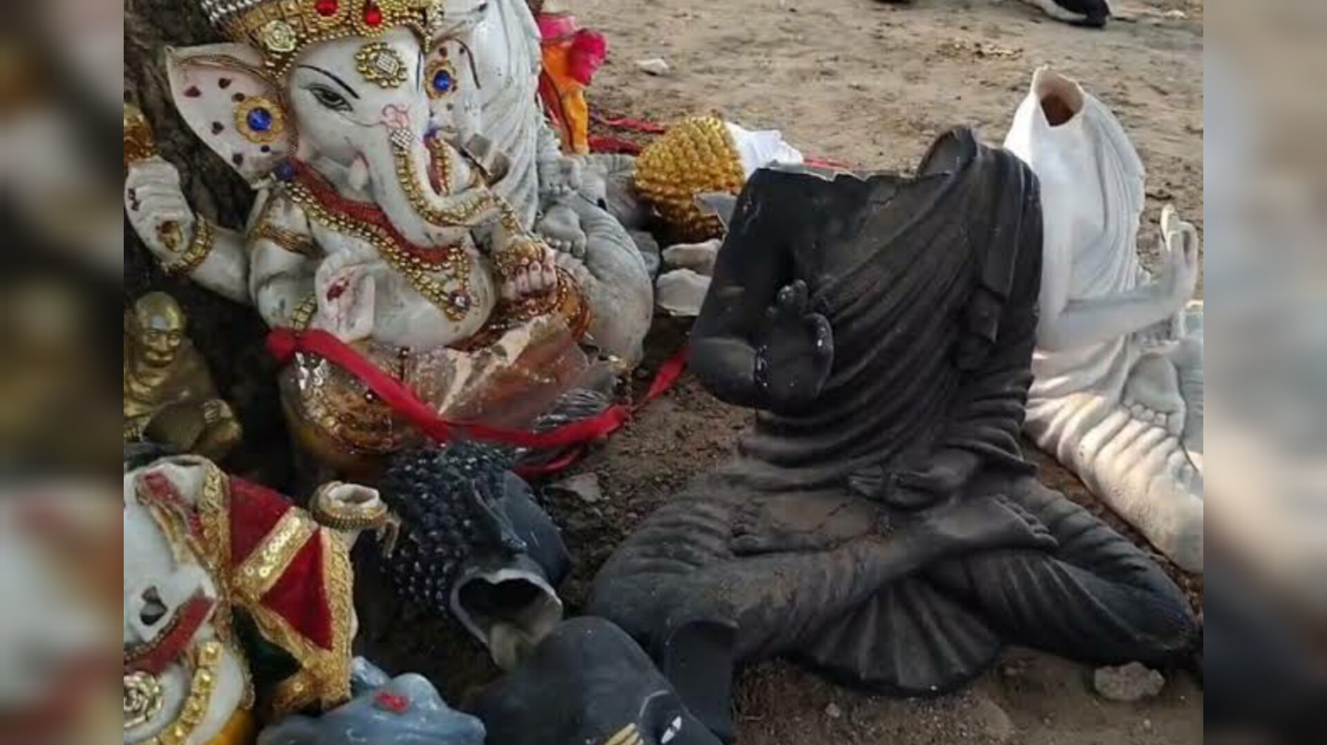 आस्था पर चोट: मुजफ्फरनगर में कूड़े के ढेर में मिलीं देवी-देवताओं की मूर्तियां
