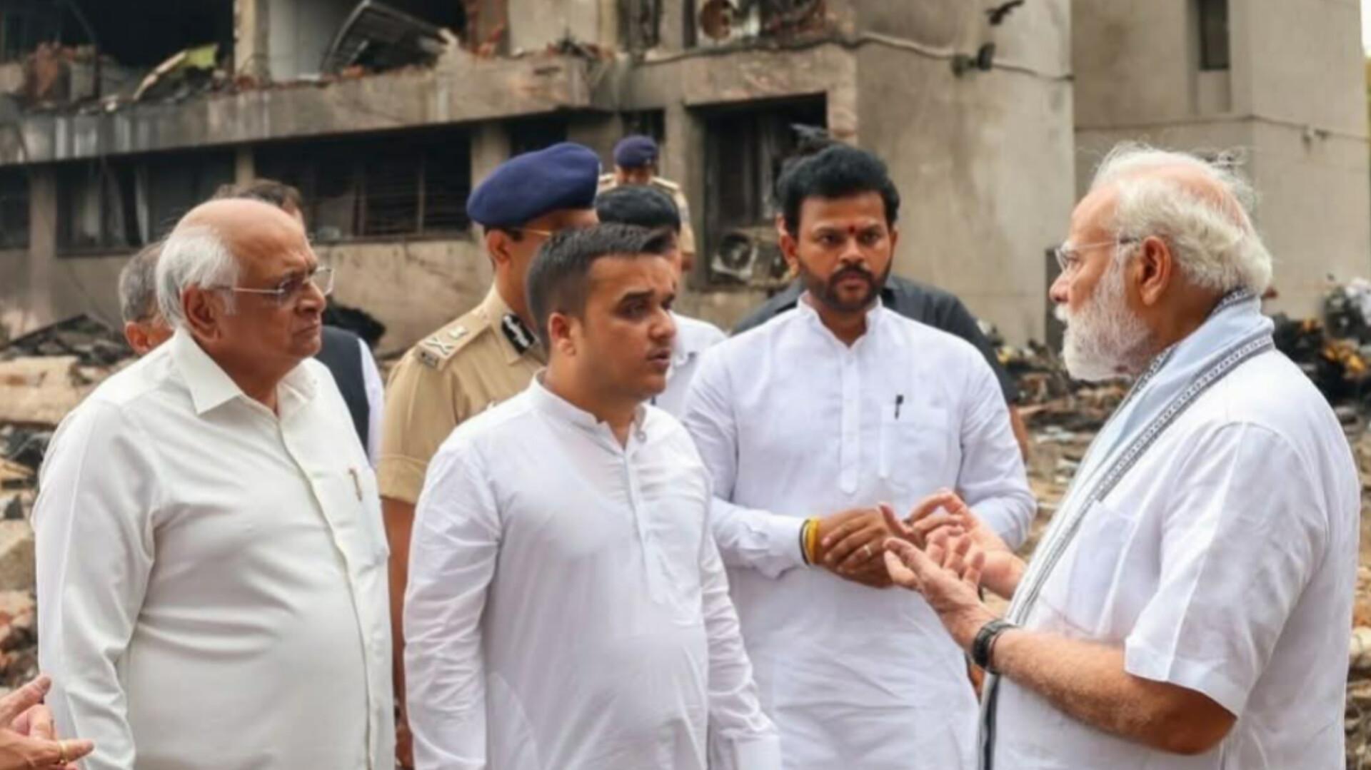 अहमदाबाद में पीएम मोदी ने हादसे का लिया जायजा, घायलों से की मुलाकात