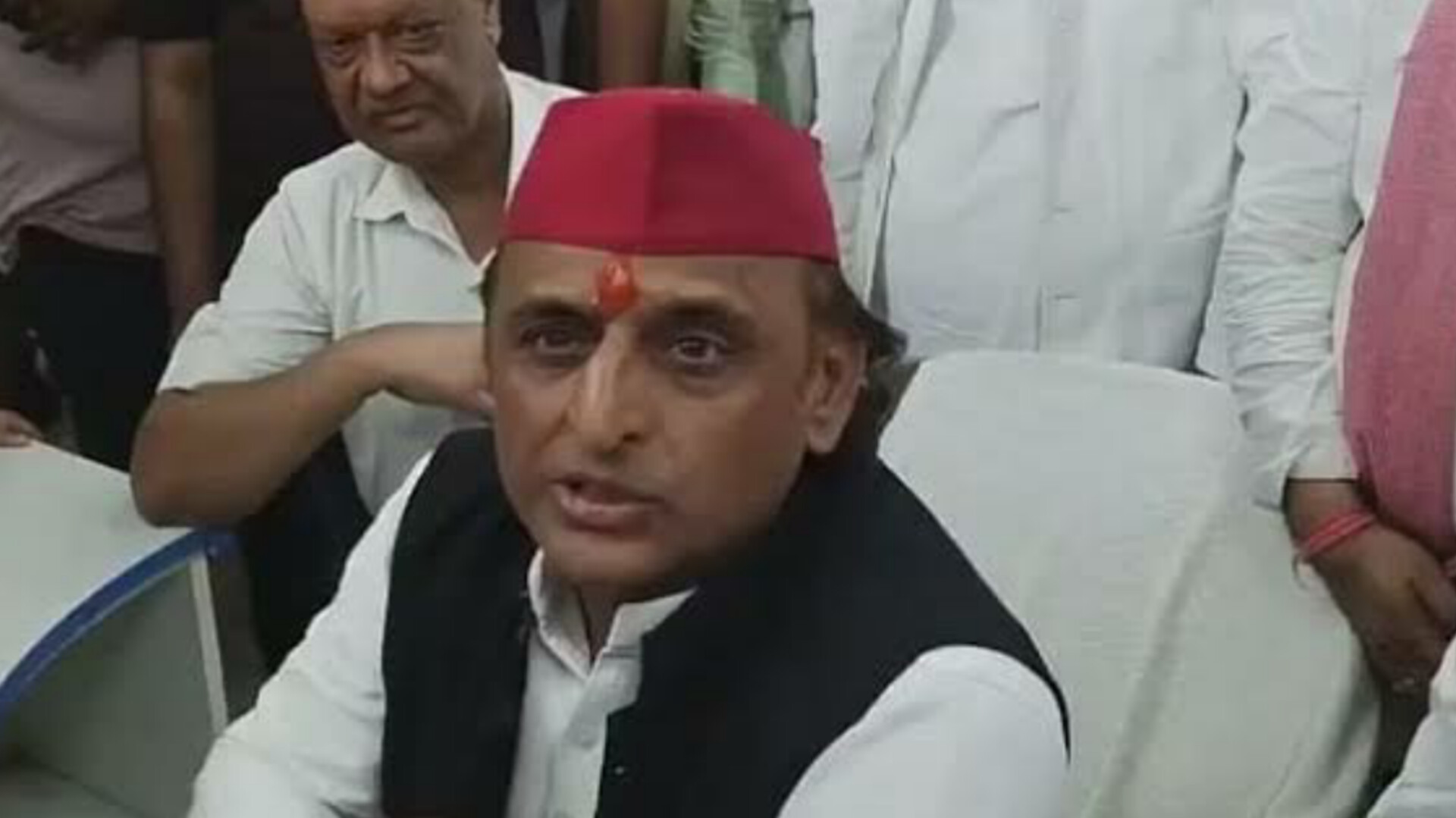 भाजपाई पहले काली नदी में डुबकी लगाएं, फिर योग करें: अखिलेश