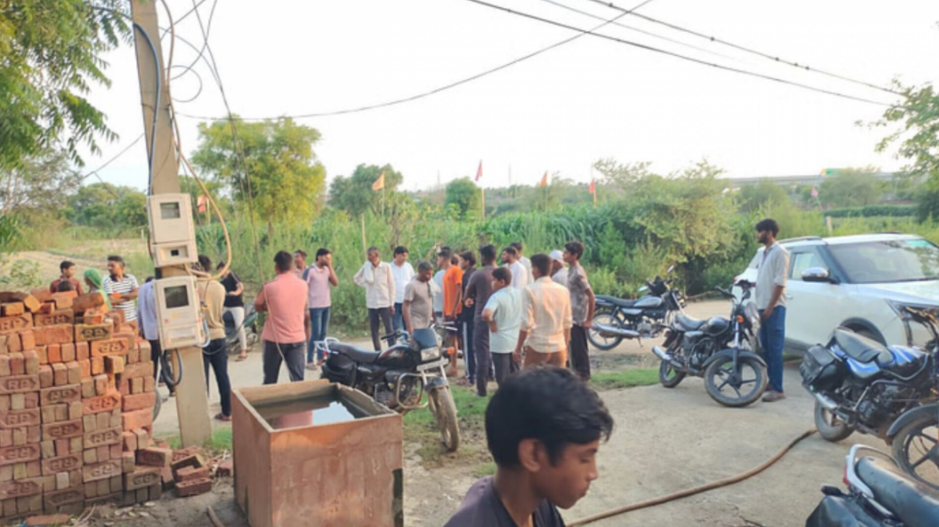 आगरा: फतेहाबाद में बिजली चोरी रोकने गई टीम पर पथराव, दो दरोगा समेत 12 घायल