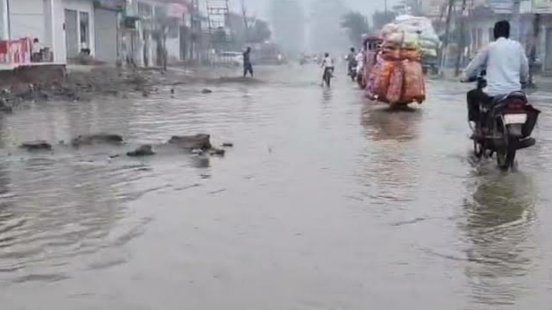मुजफ्फरनगर में बारिश से कांवड़ मार्ग जलमग्न, यात्री परेशान