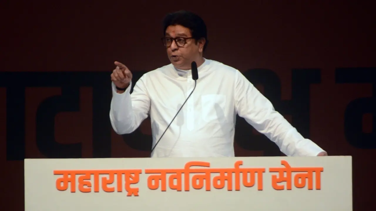 ठाणे रेल हादसे पर सियासी बयानबाजी, राज ठाकरे ने प्रवासियों को ठहराया जिम्मेदार