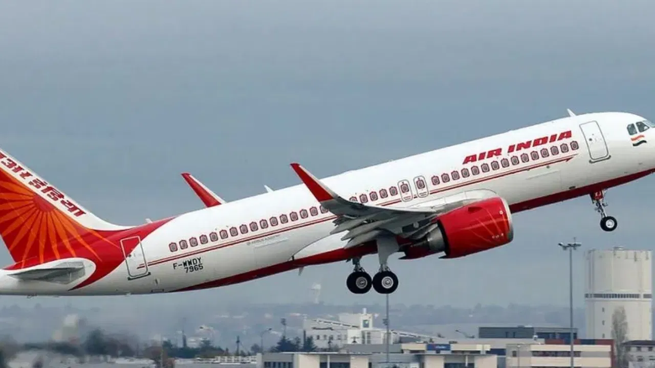 मुंबई में लंदन से आई एयर इंडिया फ्लाइट में यात्रियों और क्रू की तबीयत बिगड़ी, जांच जारी