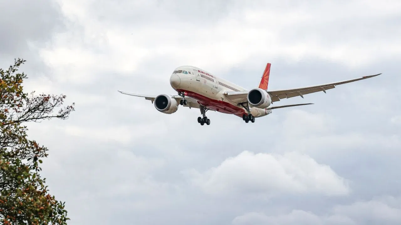 एअर इंडिया की अंतरराष्ट्रीय उड़ानों पर ब्रेक: हादसे और तकनीकी जांच के चलते कई फ्लाइटें रद्द