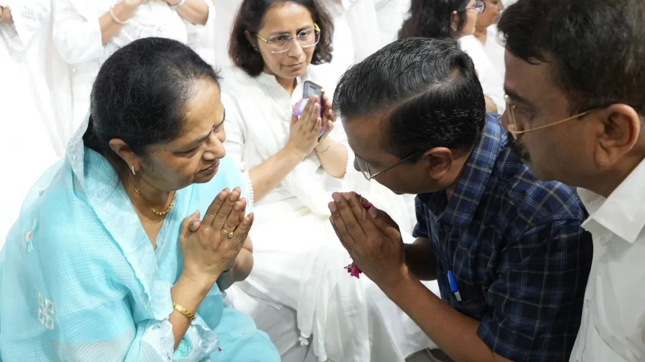 केजरीवाल ने विजय रूपाणी को दी श्रद्धांजलि, परिजनों से मिलकर जताया दुख