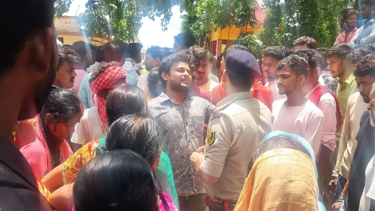 बेतिया में सड़क हादसे से उपजा आक्रोश, थाने पर ग्रामीणों का हमला