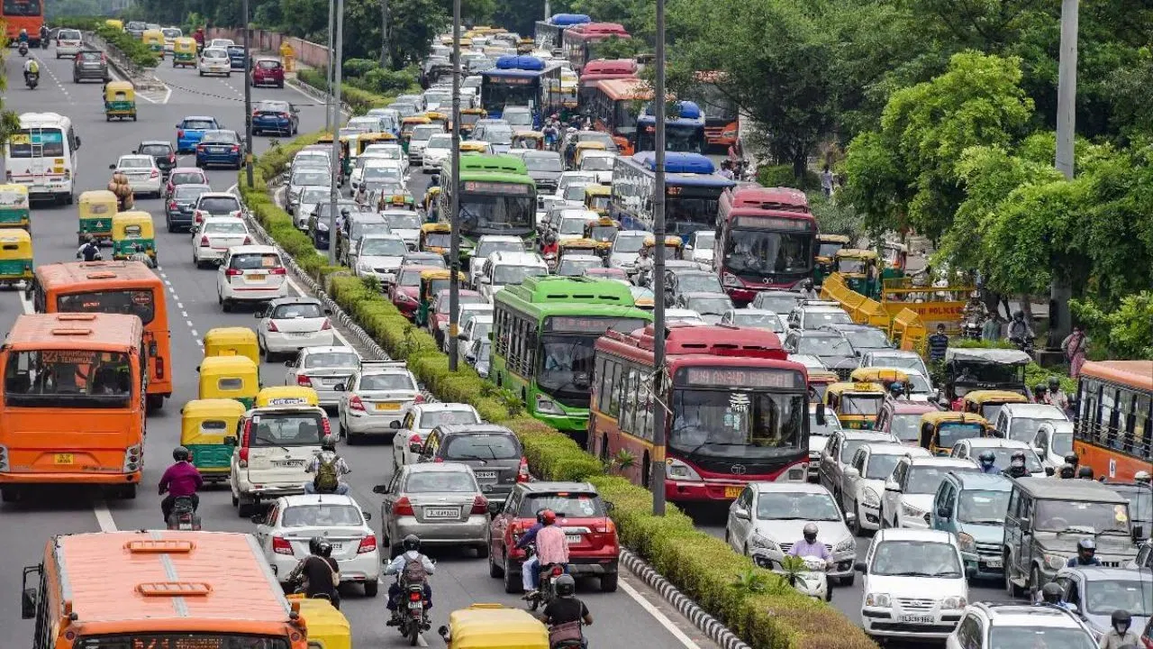 दिल्ली में 1 जुलाई से पुराने वाहनों के खिलाफ सख्त कार्रवाई, पेट्रोल पंपों पर नहीं मिलेगा ईंधन