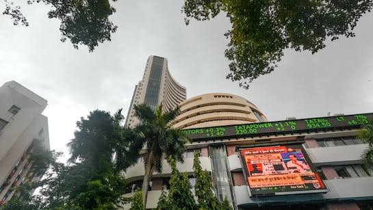 बाजार में बढ़ी गिरावट: सेंसेक्स 850 अंक फिसला, निफ्टी 24900 के नीचे